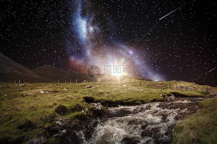 自然景观农田乡村河流的景观 夜空与流星星系背景夜空中太空星系上的景观高清图片下载 正版图片 摄图网 自然景观农田乡村河流的景观 夜空与流星星系背景夜空中太空星系上的景观高清图片下载 正版图片 摄图网