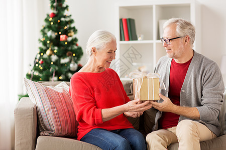 诞节,假日人的快乐的微笑老夫妇与礼品盒家里幸福微笑的老夫妇带着诞礼物图片