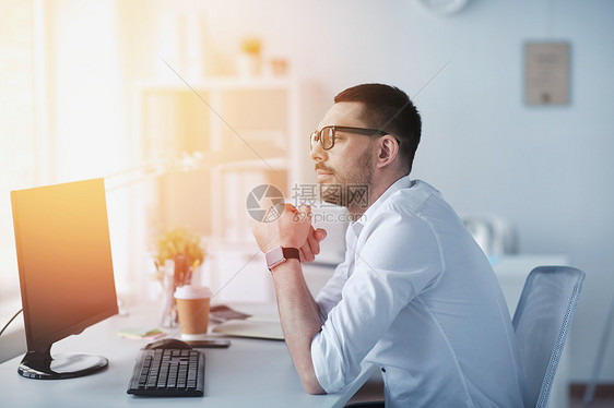 商业,人技术商人戴着眼镜坐办公室电脑思考戴眼镜的商人坐办公室电脑前图片