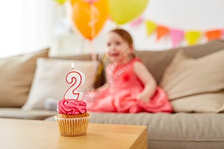 童庆祝生日蛋糕与蜡烛两岁的女婴家里聚会两岁女婴的生日蛋糕图片