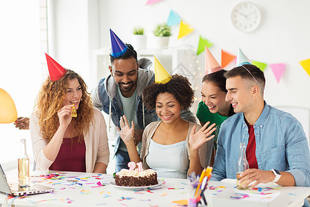 公司聚会人的快乐队与蛋糕非酒精饮料庆祝同事21岁生日办公室聚会队办公室生日聚会上问候同事图片