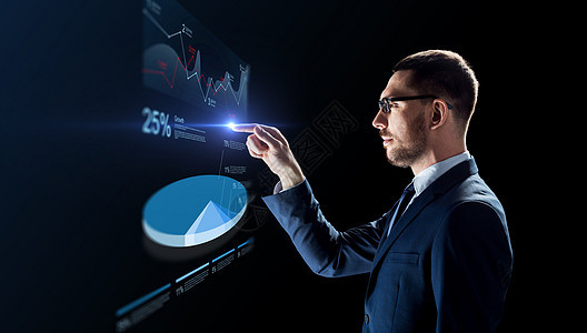 商业,人未来的技术商人眼镜与虚拟饼图投影黑色背景商人用虚拟饼图图片