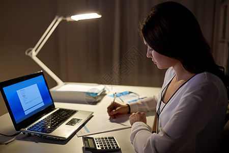 商业,会计,过度工作,截止日期人的妇女与税务表格计算器夜间办公室工作晚上办公室计算器论文的女人图片