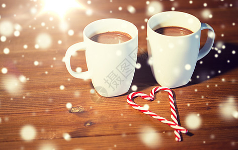 节日,诞节,冬天,食物饮料的糖果罐杯子与热巧克力可可饮料木桌上木制桌子上的诞糖果罐头杯子图片