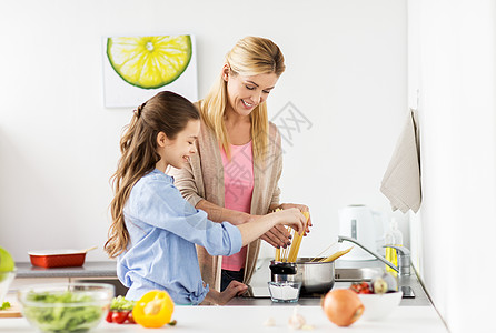 食物,家庭人的快乐的母亲女儿烹饪煮意大利晚餐家里厨房幸福的家庭家里厨房饭图片