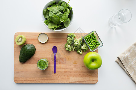 婴儿食品,健康饮食营养璃罐与绿色蔬菜泥,喂养勺子水果木板上蔬菜泥婴儿食品水果船上图片