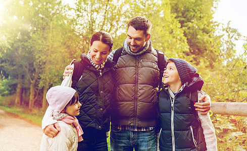 徒步旅行,旅游人们的快乐的家庭与背包树林里带背包徒步旅行的幸福家庭图片