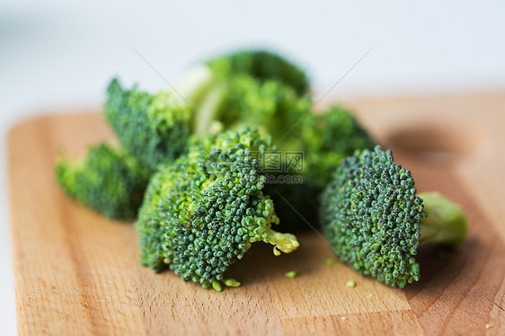 食物,健康的饮食饮食西兰花木制切割板木制切割板上西兰花图片