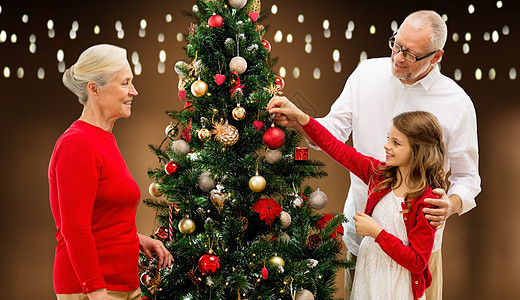 节日,世代人的幸福的家庭装饰诞树灯光背景幸福的家庭装饰诞树图片