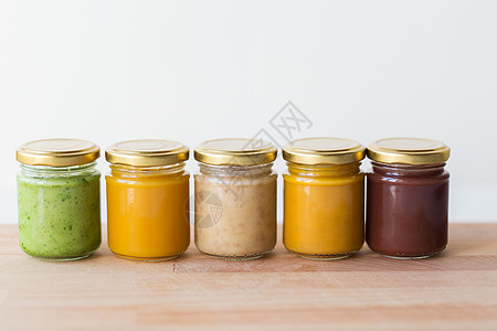 婴儿食品,健康饮食营养蔬菜水果泥婴儿食品璃瓶木板上罐子里的蔬菜水果泥婴儿食品图片