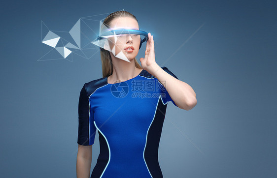 增强现实,科学,技术人的美丽的女人未来的三维眼镜与虚拟低聚投影蓝色背景妇女虚拟现实三维眼镜与全息图图片