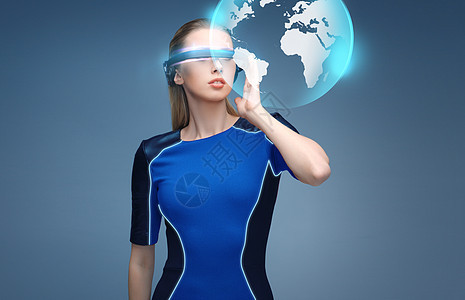 增强现实,科学,技术人的美丽的女人未来的三维眼镜与虚拟地球投影蓝色背景虚拟现实中的女与地球的三维眼镜图片