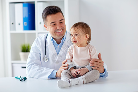 医学,保健,儿科人的快乐的医生儿科医生抱着婴儿诊所的医疗检查快乐的医生儿科医生与婴儿诊所图片