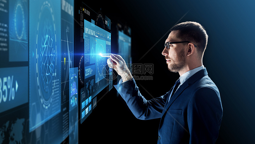 ‘~商业,人,增强现实未来的技术商人眼镜与虚拟屏幕投影黑色背景戴着虚拟投影眼镜的商人  ~’ 的图片