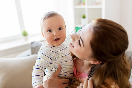 家庭,孩子母亲的快乐的微笑轻母亲小婴儿家里快乐的轻妈妈小宝宝家图片