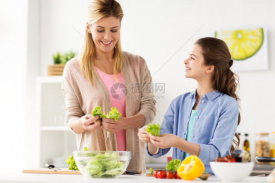 健康饮食,家庭人的快乐的母亲女儿家里厨房饭蔬菜沙拉快乐的家庭烹饪沙拉家厨房图片