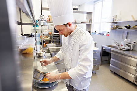食物烹饪,职业人的快乐的男厨师餐厅厨房提供盘汤快乐的男厨师餐厅厨房烹饪食物图片