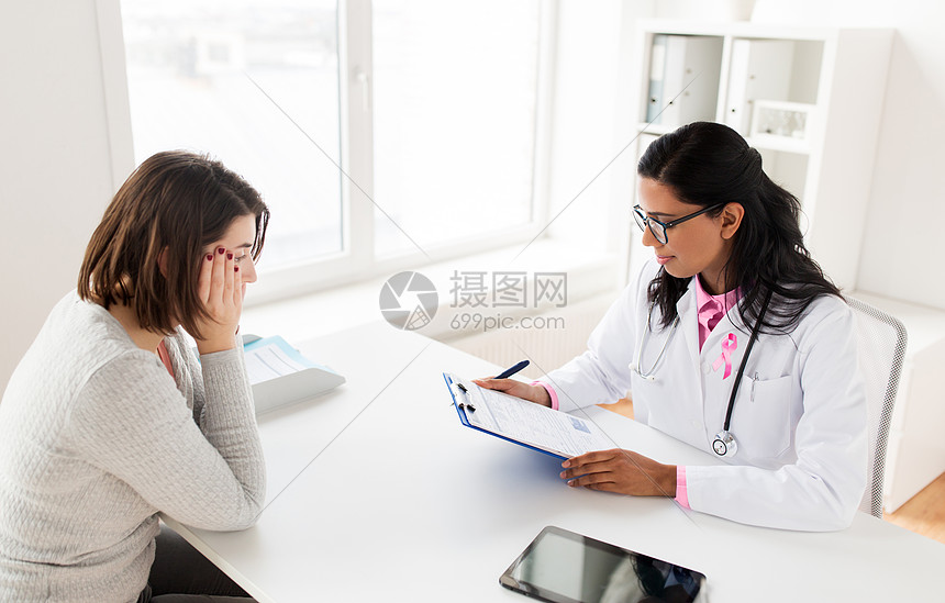 肿瘤学乳腺癌女医生与粉红色意识带病人医院医生粉红色的意识带病人图片
