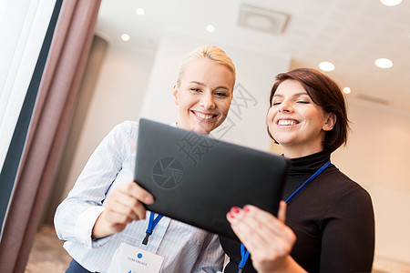 商业,技术人的女商人与平板电脑会议章平板电脑会议章的女商人图片