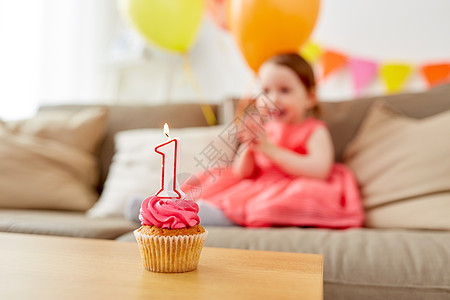 童庆祝生日纸杯蛋糕与蜡烛为岁的女婴周纪念家聚会儿童生日蛋糕周纪念图片