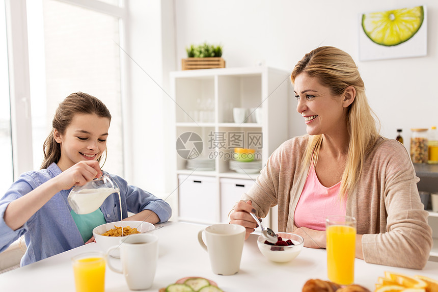 ‘~食物,健康饮食,家庭人的快乐的母亲女儿家里的厨房吃早餐幸福的家庭家里的厨房吃早餐  ~’ 的图片