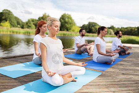 健身,运动,瑜伽健康的生活方式群人莲花姿势河流湖泊泊位人们户外冥想瑜伽莲花姿势图片