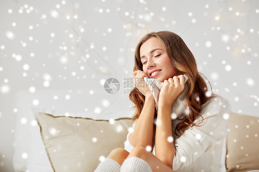 诞节冬天舒适人们的快乐的轻女人温暖的套衫家里下雪