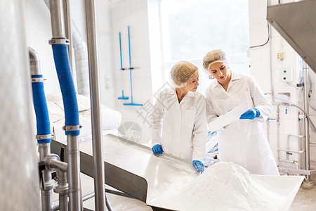 制造,工业,食品生产人的妇女技术人员与纸奶粉冰淇淋工厂商店冰淇淋厂工作的女技术人员图片