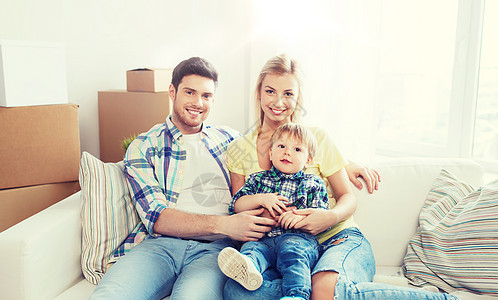 抵押贷款,人,住房房地产幸福的家庭与箱子搬新的家幸福的家庭带着箱子搬新家图片