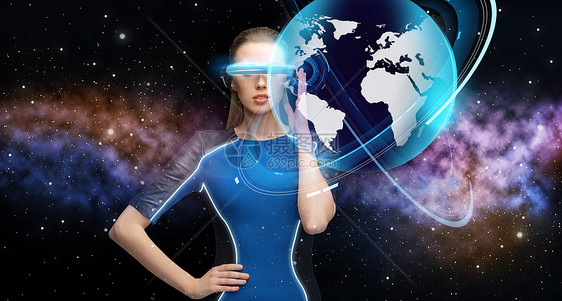 增强现实,科学,未来技术人的美丽的女人未来的三维眼镜与虚拟地球投影背景虚拟现实中的女与地球的三维眼镜图片