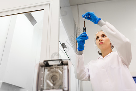 科学化学工业人的实验室用硫酸滴管的女科学家化学家实验室里硫酸的女人图片