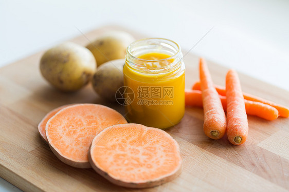 婴儿食品,健康饮食营养木板上璃瓶中的蔬菜泥璃罐中的蔬菜泥婴儿食品图片