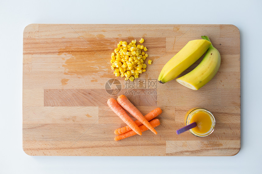 婴儿食品,健康饮食营养璃罐泥与胡萝卜,香蕉玉米木板上水果蔬菜的纯净物婴儿食品图片