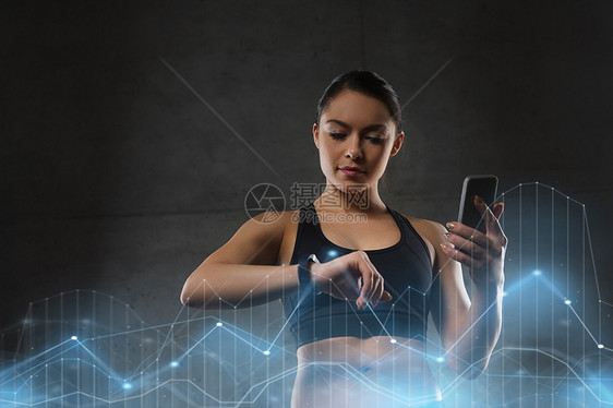 体育,健身,技术人的轻的女人与心率手表智能手机健身房健身房里心率手表智能手机的女人图片