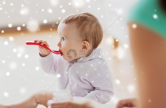 食物,孩子,喂养童的母亲婴儿用勺子家里吃雪妈妈婴儿家用勺子吃饭图片