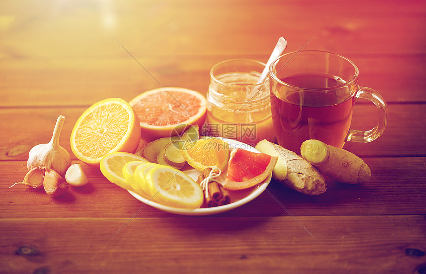 健康,传统医学,民间补救民族科学杯姜茶与蜂蜜,柑橘大蒜木制背景姜茶加蜂蜜,柑橘大蒜木头上图片
