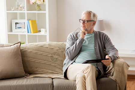 技术,老,人生活方式的老人与平板电脑电脑坐沙发上家思考老人与平板电脑坐沙发上家图片