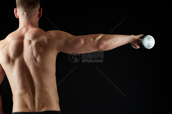 运动,健美,健身人的接近轻人与哑铃弯曲肌肉黑色用哑铃锻炼的人的特写图片