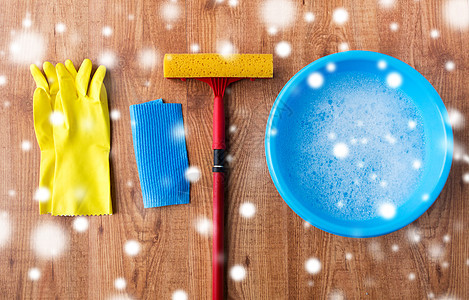 家务,家务家庭窗户清洁橡皮手套,盆抹布木制背景上的雪用擦窗器木头上擦东西图片