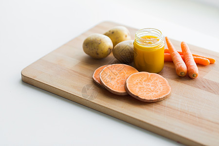 婴儿食品,健康饮食营养木板上璃瓶中的蔬菜泥璃罐中的蔬菜泥婴儿食品图片