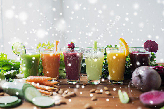 健康的饮食,饮料,饮食排眼镜与同的水果蔬菜汁食物雪上的桌子上同水果蔬菜汁的眼镜图片