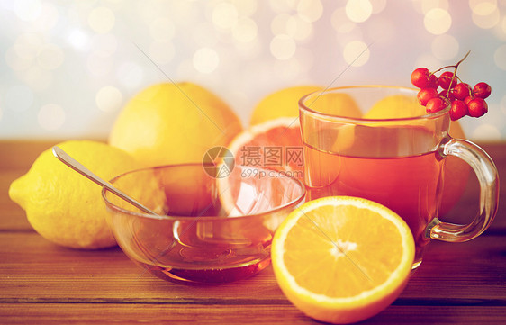 健康,传统医学,民间补救民族科学杯茶与蜂蜜,柠檬罗望子木制背景茶与蜂蜜,柠檬玫瑰莓木材上图片