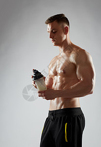 运动,健美,健身人的轻人健美与蛋白质瓶裸露的躯干带蛋白瓶的轻人健美运动员图片