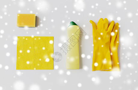 清洁用品,家务,家务家庭瓶洗涤剂,橡胶手套与抹布海绵白色背景上的雪白色背景上清洁剂的清洁剂图片