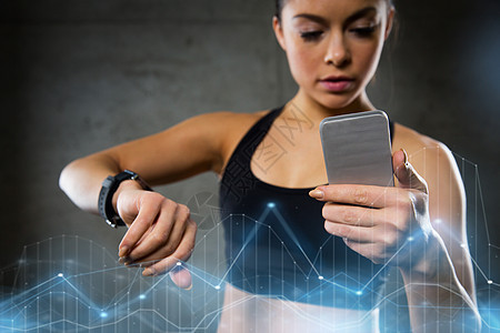 体育,健身,技术人的接近轻妇女与心率智能手表智能手机健身房健身房里心率手表智能手机的女人图片