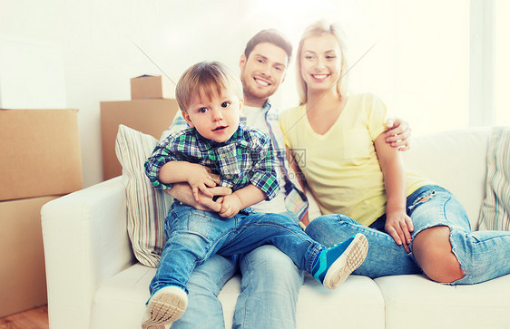 抵押贷款,人,住房房地产幸福的家庭与箱子搬新的家幸福的家庭带着箱子搬新家图片