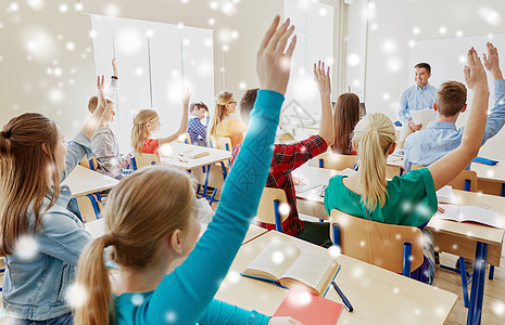 教育学校人的群学生举手,老师着论文考试雪地上群论文测试的学生老师图片