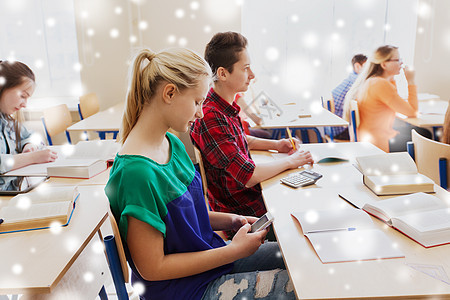 教育,学,技术,沟通人的学生女孩与智能手机短学校的教训雪学生女孩学校用智能手机发短信图片