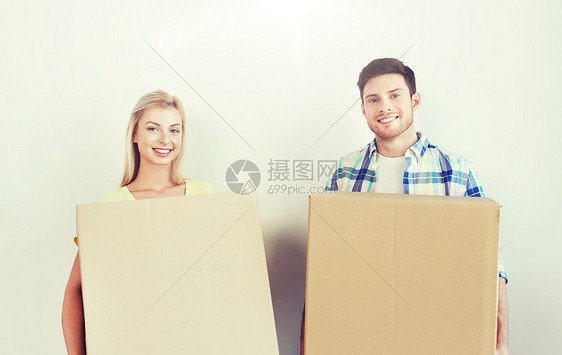 家,人,维修房地产微笑夫妇与大纸板箱搬新的地方微笑的夫妇带着大箱子搬新家图片