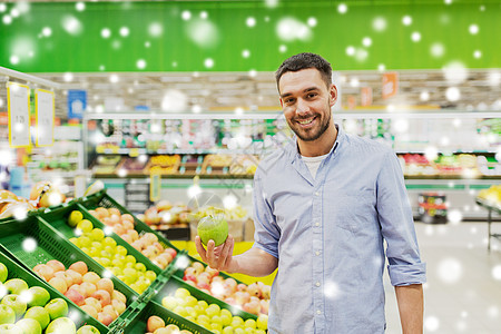 购物,食品销售,消费主义人们的快乐的人杂货店超市买绿苹果雪快乐的人杂货店买青苹果图片
